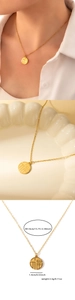 Détail du collier en acier titane doré avec pendentif rond à caractère Fu chinois