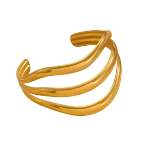 Vue détaillée du bracelet doré ondulé montrant une texture géométrique minimaliste
