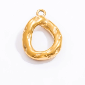 Détail macro du pendentif soleil et lune martelé en acier inoxydable plaqué or 18 carats