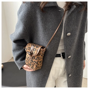 Détail d'un mini sac à bandoulière tendance avec motif léopard et rabat de fermeture