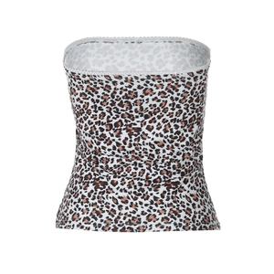Détail du haut bandeau à imprimé léopard avec bordure en dentelle noire délicate