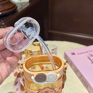 Gros plan du couvercle étanche à 360 degrés et de la paille en silicone du bidon
