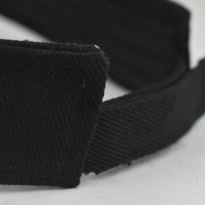 Detailaufnahme des verstellbaren schwarzen Webgurts einer Sommer-Sonnenblende