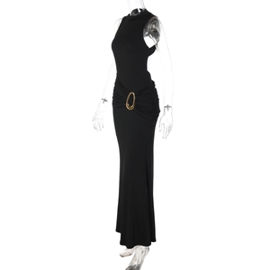 Détail de la robe noire avec fronces latérales et boucle dorée ovale élégante