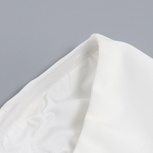 Dettaglio delle cuciture della fascia elastica bianca e della trama del tessuto a maglia