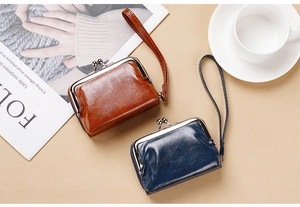 Dettaglio di portamonete vintage in pelle PU marrone e blu con chiusure in metallo