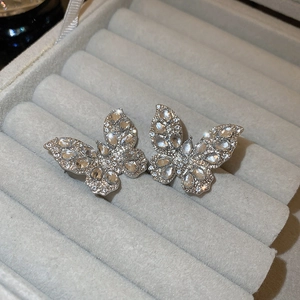 Macro di orecchini a farfalla in argento con zirconi lucidi su velluto grigio