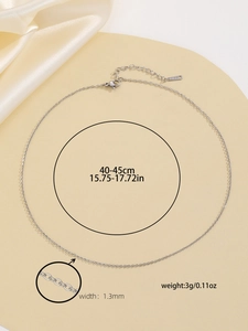 Detailansicht der silbernen Kreuzkette mit 40-45 cm Länge und 1,3 mm Kettenbreite