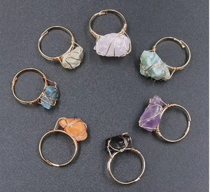 Pierres de cristal naturel enveloppées de fil en sept couleurs avec anneaux dorés réglables