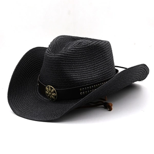 Dettaglio cappello cowboy in paglia nera con fibbia floreale vintage e cordino regolabile