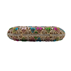 Dettaglio della pochette da sera con strass colorati e struttura in metallo