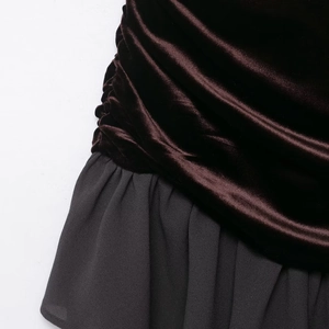 Abito corto in velluto con dettagli patchwork in velluto marrone e chiffon nero