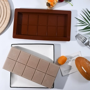 Detalle de un molde de silicona marrón con 10 cavidades rectangulares para chocolate y repostería