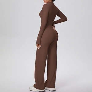 Détail d'un ensemble de sport côtelé marron foncé avec haut court et pantalon large