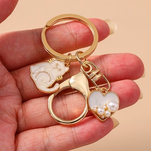 Cartoon cat and pearl heart enamel keychain with golden ring for backpack decoration