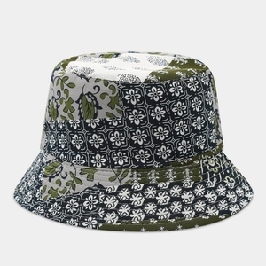 Dettaglio di cappello pescatore patchwork bohémien con motivi floreali e geometrici