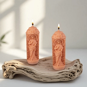 Reliefkerzen der Jungfrau Maria auf rustikalem Treibholzsockel, Kunstvoll gestaltet