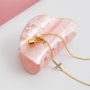 Collier croix doré élégant avec pendentifs serrure et clé sur pince à cheveux rose