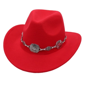 Roter Retro Panama Jazz Hut mit Vintage Silberkette und Blumenverzierung aus Metall