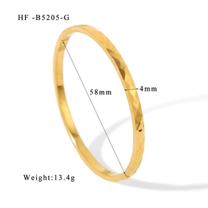 Detailed view of 4mm gold hammer-textured stainless steel bangle showing dimensions and weight