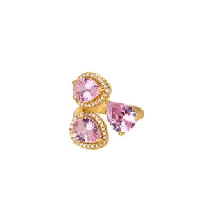 Makroaufnahme des Goldrings mit rosa Tropfensteinen und Mikro-Pavé-Kristallen