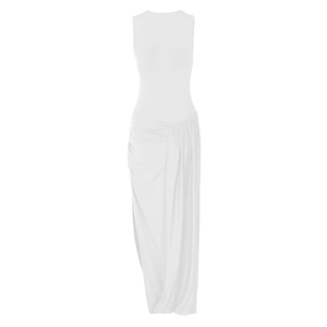 Detail van witte mouwloze maxi-jurk met elegante zijplooien en gerimpelde taillelijn