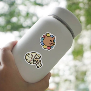 Nahaufnahme wasserfester Tiersticker auf einem weißen Becher mit unscharfem Hintergrund