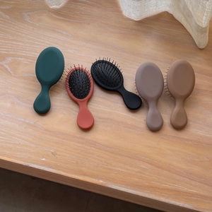 Mini spazzole per capelli portatili in cinque colori opachi su base in legno