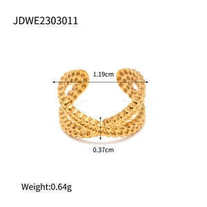 Vue détaillée du ear cuff en acier inoxydable 18K avec dimensions et poids du bijou