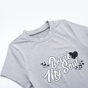 Detailansicht des Rippkragens und des 'Break My Soul' Aufdrucks auf dem grauen T-Shirt