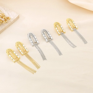 Vue détaillée des boucles d'oreilles arches avec de longues chaînes à pompons bicolores