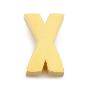 Pendentif lettre X minimaliste en métal doré avec finition brossée sur fond blanc