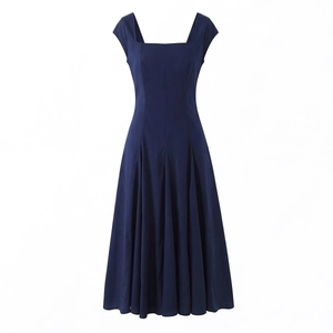 Détail du corsage à col carré sans manches et de l'ourlet plissé de la robe bleu marine