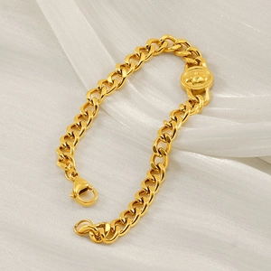 Détail du bracelet gourmette plaqué or 18K avec une médaille ronde classique de portrait