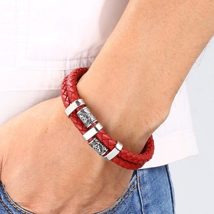 Détail d'un bracelet en cuir tressé rouge pour homme avec des perles en acier gravées