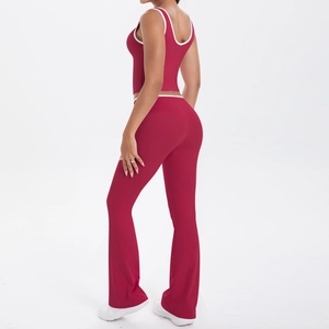Détail de l'ensemble de yoga bordeaux avec bordures blanches sur le haut et le pantalon