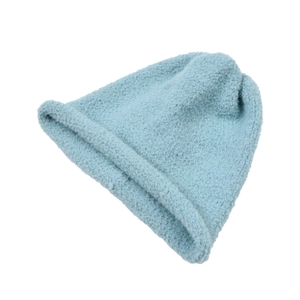 Trama dettagliata del berretto in peluche azzurro con elegante design a bordo arrotolato