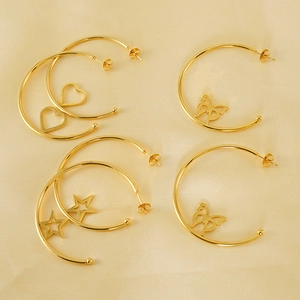 Dettaglio di tre paia di orecchini a cerchio placcati oro 18K con ciondoli a cuore stella farfalla