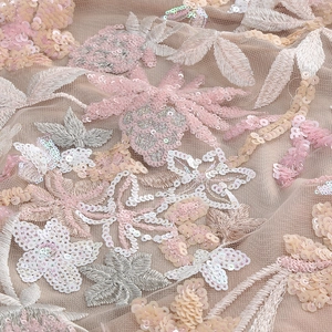 Ricamo dettagliato su tulle rosa con paillettes argento per un abito da sera elegante