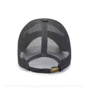 Détail de la casquette de baseball en maille gris foncé avec boucle en métal réglable