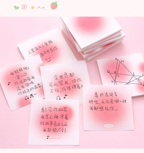 Detalle macro de notas adhesivas degradadas en rosa con texto chino y logo de melocotón