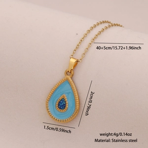 Détails du collier pendentif goutte bleue en acier inoxydable sur fond rose doux