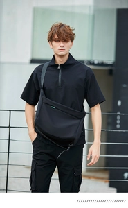 Borsa a tracolla nera ad alta capacità con modello maschile in stile urban chic
