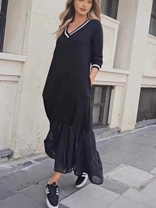 Robe longue noire élégante à col en V avec rayures blanches et ourlet à volants