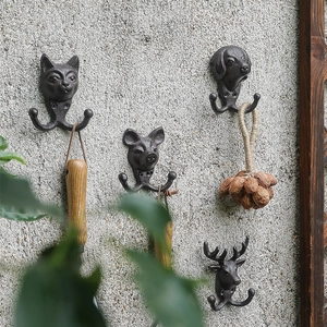 Vintage-Wandhaken-Set aus Gusseisen mit Tierköpfen wie Katze Schwein Hund und Hirsch