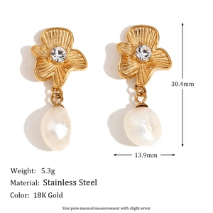 Détail de boucles d'oreilles fleur plaquées or 18 carats avec perle et dimensions