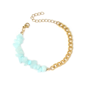 Détail du bracelet chaîne dorée avec pierres naturelles bleu clair et fermoir mousqueton