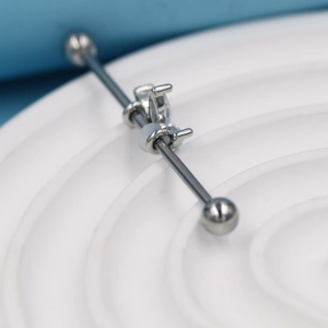 Macro d'un piercing industriel argenté avec zircon rond et anneaux en silicone