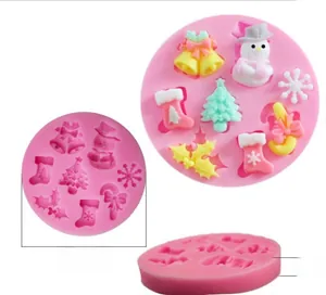 Detailansicht der rosa Silikonform mit Schneemann- und Schneeflockenmustern für Weihnachten