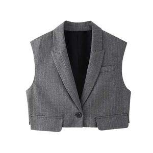 Détail du gilet gris à rayures sans manches avec revers à cran et poches à rabat
